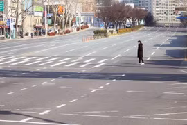 Phun thuốc khử trùng tại Daegu. (Ảnh: AP)
