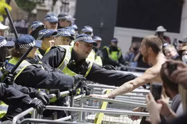 Cảnh sát đụng độ với người biểu tình ở London. (Ảnh: AP)