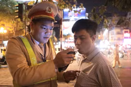 Cảnh sát giao thông kiểm tra nồng độ cồn tại ngã tư Lạc Trung-Thanh Nhàn. (Ảnh: Doãn Tấn/TTXVN)