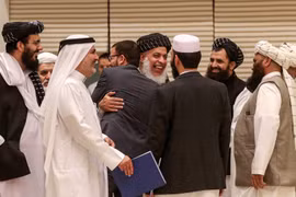 Phái đoàn Taliban trong cuộc hòa đàm ở Qatar hồi tháng 2/2020. (Ảnh: AFP/Getty)