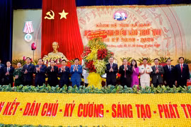 Đại tướng Tô Lâm tặng hoa chúc mừng Đại hội