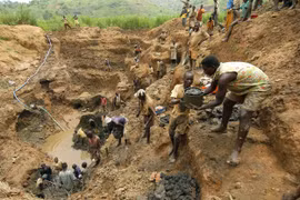 Một mỏ khai thác vàng ở Congo. (Ảnh: AFP/TTXVN)