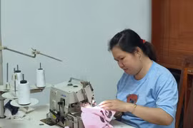 Tiểu thương TP.HCM tự làm mặt nạ phòng dịch tặng y bác sỹ