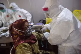 Lấy mẫu xét nghiệm COVID-19 tại Indonesia. (Ảnh: AFP/TTXVN)