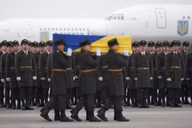 Thi thể các nạn nhân được đưa trở về Ukraine. (Ảnh: AP)
