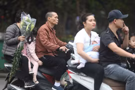Người dân Thủ đô hối hả đi sắm đồ Tết trong ngày đầu tiên của kỳ nghỉ lễ. (Ảnh: Thanh Tùng/TTXVN)