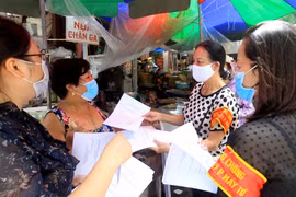 Tuyên truyền cho người dân Hải Phòng về phòng chống dịch COVID-19. (Ảnh: An Đăng/TTXVN)