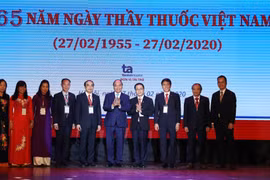 Thủ tướng Nguyễn Xuân Phúc với Ban lãnh đạo Trường Đại học Y Hà Nội. (Ảnh: Thống Nhất/TTXVN)