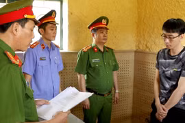 Đối tượng Dương Minh Phú tại cơ quan điều tra. (Ảnh: Văn Tý/TTXVN)