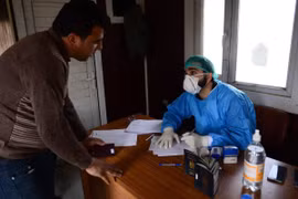 Iraq tăng cường kiểm dịch tại các cửa khẩu. (Ảnh: Anadolu)