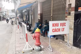 Một chốt kiểm soát dịch bệnh tại quận Tân Phú. (Ảnh: Hứa Chung/TTXVN)