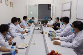 Nhóm y bác sỹ điều trị cho BN91 tại Bệnh viện Chợ Rẫy. (Ảnh: TTXVN phát)