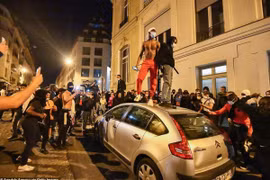 Pháp: Đại lộ Champs-Elysees tan hoang sau trận chung kết C1