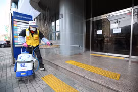 Phun thuốc khử trùng tại thành phố Daegu, Hàn Quốc. (Ảnh: Yonhap/TTXVN)