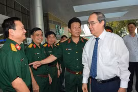 Bí thư Thành ủy TP.HCM Nguyễn Thiện Nhân thăm và chúc mừng Bệnh viện Quân y 175.