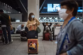 Người dân mắc kẹt tại sân bay ở Manila. (Ảnh: NY Times)
