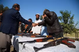 Afghanistan: Các tay súng Taliban đầu tiên giao nộp vũ khí