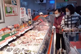 Người tiêu dùng mua thịt lợn tại siêu thị BigC (Hà Nội). (Ảnh: TTXVN)