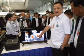 Sân bay Suvarnabhumi đặt máy kiểm tra thân nhiệt để theo dõi hành khách nhập cảnh vào Thái Lan. (Ảnh: Bangkok Post)