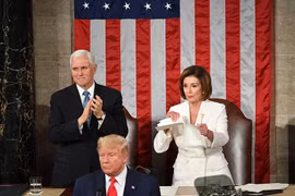 Chủ tịch Hạ viện Nancy Pelosi xé bài phát biểu của Tổng thống Trump. (Ảnh: AFP/Getty)