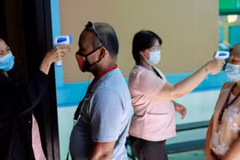 Xét nghiệm COVID-19 cho người dân tại Quezon. (Ảnh: Reuters)