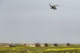 Nga và Thổ Nhĩ Kỳ tham gia cuộc tuần tra chung dưới sự yểm trợ của máy bay trực thăng. (Ảnh: AFP/TTXVN)