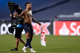 Neymar có thể vắng mặt tại chung kết C1 do...đổi áo đấu với đối thủ?
