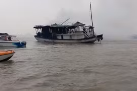 Cháy tàu du lịch chở khách nước ngoài tham quan Vịnh Hạ Long