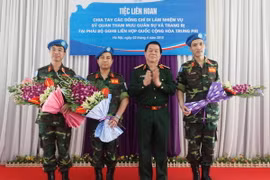 Ba sỹ quan Việt Nam lên đường làm nhiệm vụ tại Phái bộ Gìn giữ hòa bình Liên hợp quốc. (Ảnh: Hồng Pha/TTXVN)