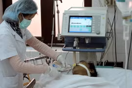 Chăm sóc, điều trị bệnh nhân có biểu hiện kháng thuốc tại Khoa truyền nhiễm, Bệnh viện bệnh Nhiệt đới Trung ương. (Ảnh: Dương Ngọc/TTXVN)