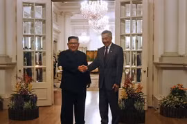 Nhà lãnh đạo Triều Tiên Kim Jong-un (ảnh, trái) đã có cuộc gặp với Thủ tướng nước chủ nhà Singapore Lý Hiển Long. (Nguồn: AFP/TTXVN)