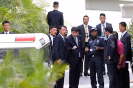 Ngoại trưởng Singapore Vivian Balakrishnan (thứ 2, phải) đón nhà lãnh đạo Triều Tiên Kim Jong-un (trái) tại sân bay Changi, Singapore ngày 10/6. (Nguồn: Yonhap/TTXVN)
