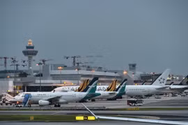 Máy bay thương mại của các hãng hàng không trên thế giới tại sân bay Changi, Singapore. (Nguồn: AFP/TTXVN)
