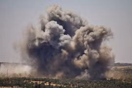 Khói bốc lên sau các cuộc không kích của lực lượng Chính phủ Syria tại Daraa ngày 26/6. Ảnh: (Nguồn: AFP/TTXVN)