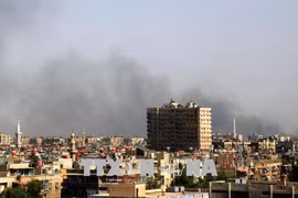Khói bốc lên sau một cuộc không kích nhằm vào một vị trí IS tại Damascus, Syria ngày 20/5. (Nguồn: THX/TTXVN)