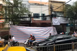 Công an quận Tân Bình phối hợp với các Phòng nghiệp vụ Công an Thành phố Hồ Chí Minh phong tỏa hiện trường. (Ảnh: TTXVN phát)