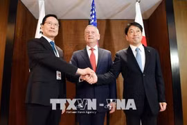 Bộ trưởng Quốc phòng Nhật Bản Itsunori Onodera (phải), Bộ trưởng Quóc phòng Mỹ Jim Mattis (giữa) và Bộ trưởng Quốc phòng Hàn Quốc Song Young Moo (trái) tại cuộc gặp ở Singapore. (Nguồn: YONHAP /TTXVN)