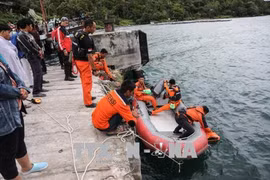 Lực lượng cứu hộ được triển khai tìm kiếm các nạn nhân vụ chìm thuyền tại hồ Toba ở Indonesia ngày 18/6. (Nguồn: EPA/ TTXVN)