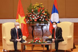 Tổng Bí thư, Chủ tịch nước Lào Thongloun Sisoulith tiếp ông Đỗ Văn Chiến, Bí thư Trung ương Đảng, Chủ tịch Ủy ban Trung ương Mặt trận Tổ quốc Việt Nam đến chào xã giao. (Ảnh: Phương Hoa/TTXVN)