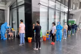 Toàn bộ nhân viên làm việc tại tòa nhà số 144 Cộng Hòa, phường 12, quận Tân Bình (Thành phố Hồ Chí Minh) đã được lấy mẫũ xét nghiệm COVID-19. (Ảnh: TTXVN phát)