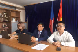 Ông Hoàng Đình Thắng - Chủ tịch Liên hiệp hội người Việt Nam tại châu Âu (giữa) - và Đại diện Hội thanh niên sinh viên Việt Nam tại Séc tham dự diễn đàn. (Ảnh: Trần Hiếu/Vietnam+)