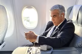 Ngoại trưởng Israel Yair Lapid trong chuyến bay tới UAE. (Nguồn: Twitter)