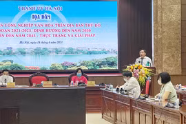 Phó Bí thư Thành ủy Nguyễn Văn Phong chủ trì tọa đàm. (Nguồn: hanoimoi.com.vn)
