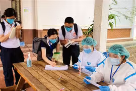 Một điểm tiêm vaccine ngừa COVID-19 tại tỉnh Luang Prabang, Lào. (Ảnh: THX/TTXVN) 