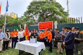Đông đảo người Việt Nam tại Mozambique hưởng ứng quyên góp ủng hộ Quỹ phòng, chống dịch COVID-19. (Ảnh: Hồng Minh/TTXVN)