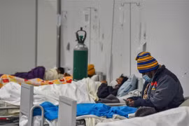 Nhân viên y tế điều trị cho bệnh nhân COVID-19 tại bệnh viện ở Mendoza, Argentina. (Ảnh: AFP/TTXVN)