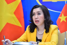Người Phát ngôn Bộ Ngoại giao Lê Thị Thu Hằng trả lời các câu hỏi của phóng viên trong nước và quốc tế. (Ảnh: TTXVN phát)
