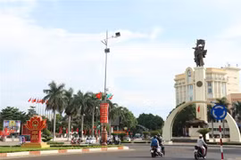 Khu vực tượng đài chiến thắng, trung tâm thành phố Buôn Ma Thuột rực rỡ cờ hoa chào mừng Ngày hội non sông. (Ảnh: Tuấn Anh/TTXVN)