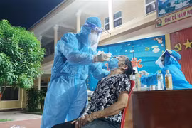 Lực lượng y tế lấy mẫu xét nghiệm COVID-19 cho người dân xã Nghi Ân, thành phố Vinh (Nghệ An). (Ảnh: Văn Tý/TTXVN)