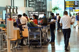 Hành khách tại sân bay quốc tế Changi ở Singapore. (Ảnh: AFP/TTXVN)